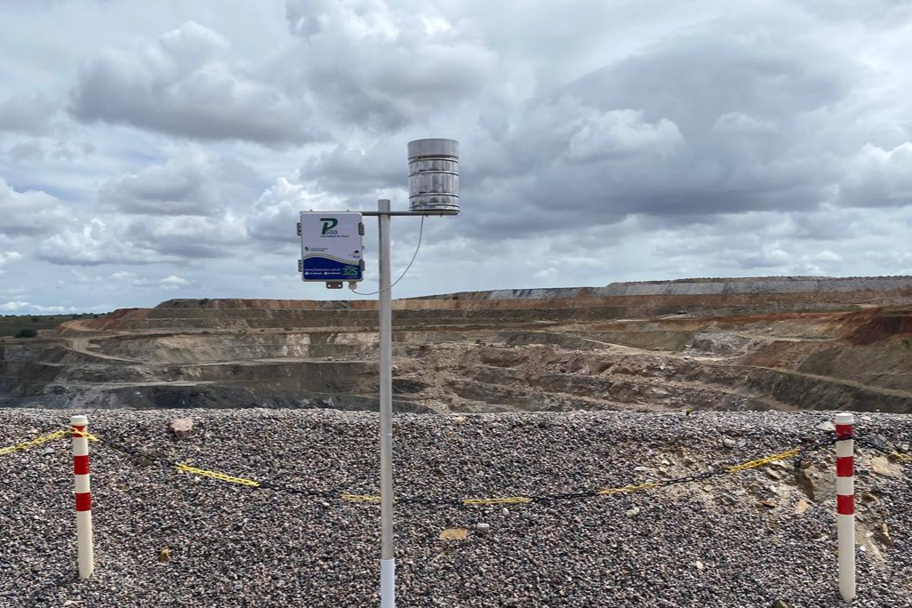 Equipamento meteorológico J2S instalado em campo